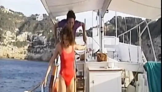 Büyük Memeli Sarışın Plajda Büyük Yaraklı Adam Tarafından Sikiliyor