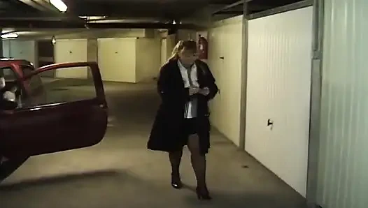 Bu Fransız sürtük park alanında açık havada anal sikiliyor