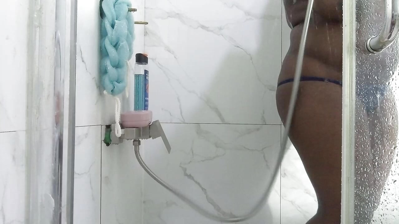 Me vio bañándome y vino a hacerme compañía metiéndome esa polla grande.