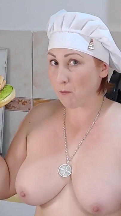 Detrás de escena: comiendo hamburguesas desnudas en mi cocina | Clip 1