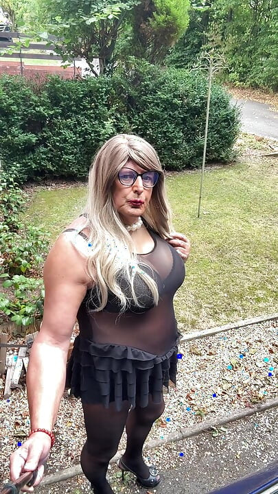 Seksi transvestit kellycd2022 u crnim bešavnim najlonkama i štiklama