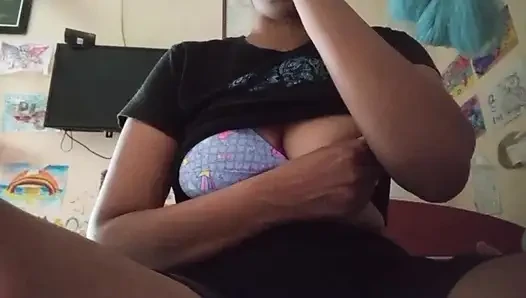 Tombul tombul vikkyy banyoda dildoya biniyor ıslak amcık ve sulu göğüsler