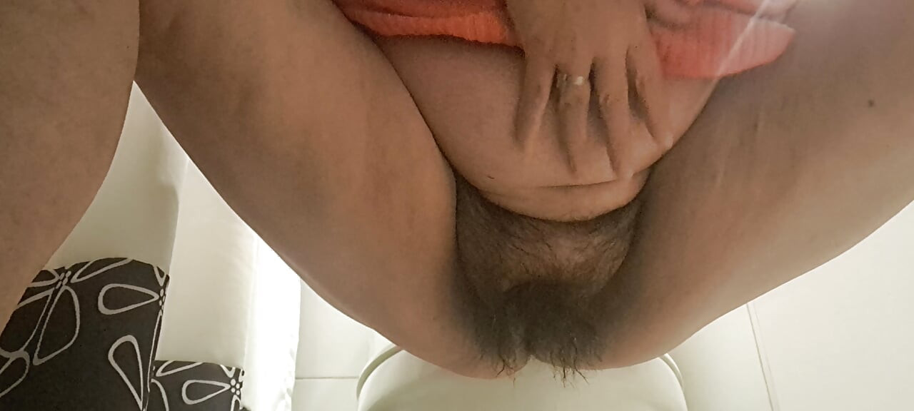 Mil's pussy is a hot whore, even when urinating, what should the hairy one masturbate?