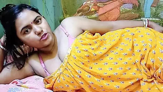 Индийская деревня Секс видео, индийская девушка давит на большие сиськи ее сводным братом в деревне на улице