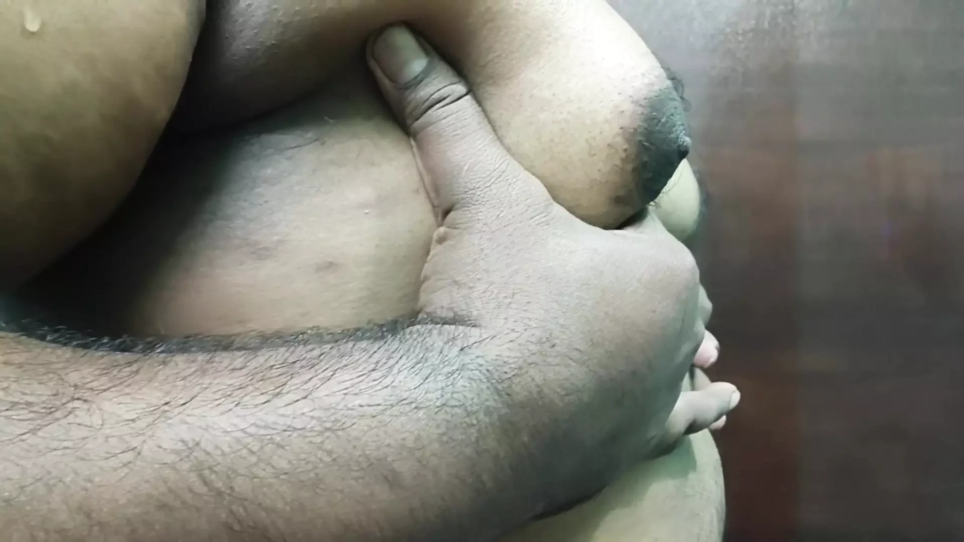 吸吮我胸部的