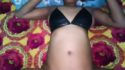 Hintli kız erkek arkadaşının sikini emiyor ve onunla eğleniyor