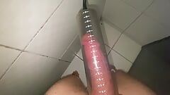 Stoute stiefzus betrapte me op het gebruik van de penispomp in de badkamer met mijn 30 cm lange lul en kwam de douche met mij delen