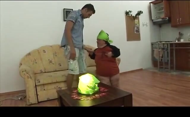 Böcek adam büyük yarağını cücenin amına sokuyor