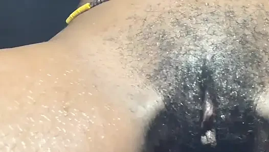 Browngurl234 lagi asik muasin memeknya pakai vibesual dantwerk energy di kamar mandi