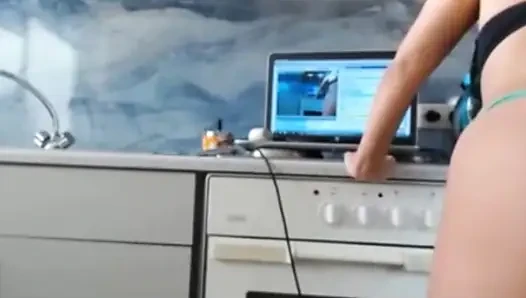 Sexy Dea Twerking on Live Streaming