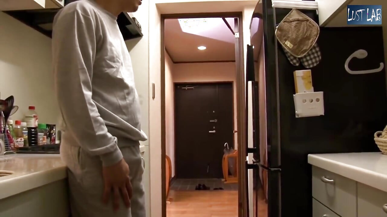 兄の妻と暮らす - 徐々に危険へと変わる気まずい緊張 - パート1