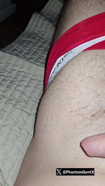 Velika izbočina u crvenom Calvin Klein donjem rublju PhantomGentX