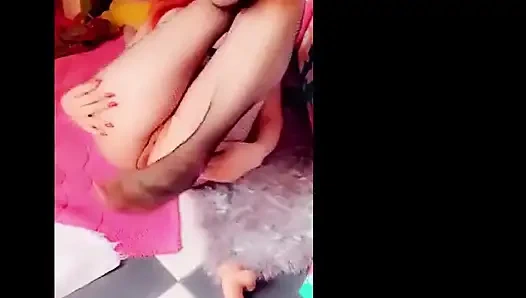 Cewek ini lagi asik fingering memeknya pakai dildo di pantatnya