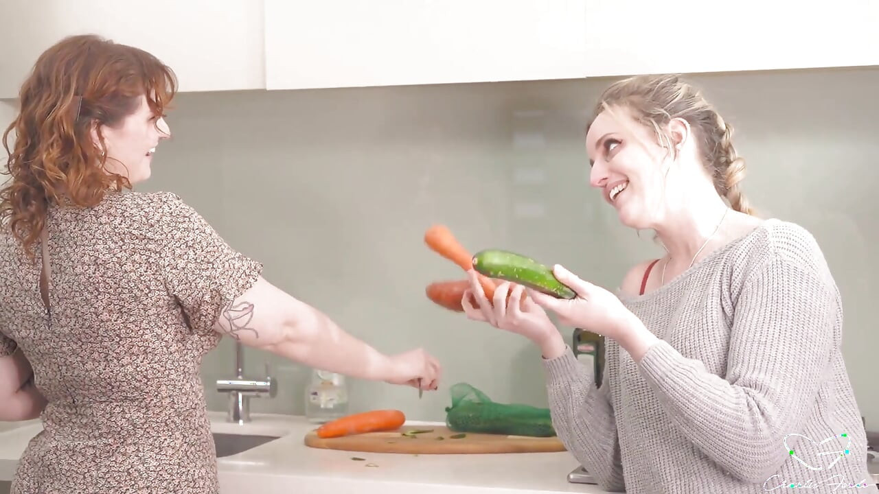 Dziewczyny z zielonymi z udziałem CharlieGo Forde, Emberly Adams