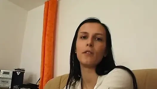 Красотка-брюнетка мастурбирует перед минетом в экшене в видео от первого лица