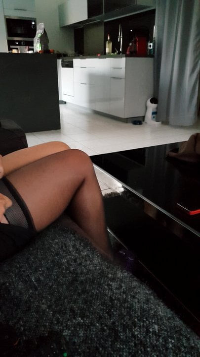 elle retire ses bas en fin de journee