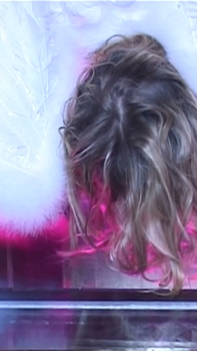 Blondes Engelchen besorgt es sich mit dem Vibrator selbst | Clip 1