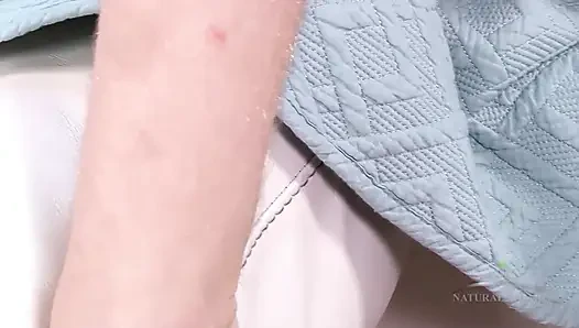 Apricot pitts dengan gaun merah tanpa celana dalam, vibrator dengan memek berbulu basah lagi asik ngentot kontol