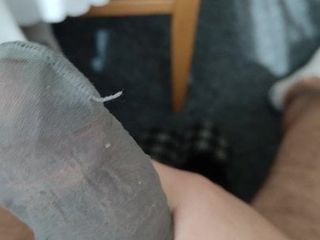 Éjacule dans les chaussettes puantes de ma belle-mère