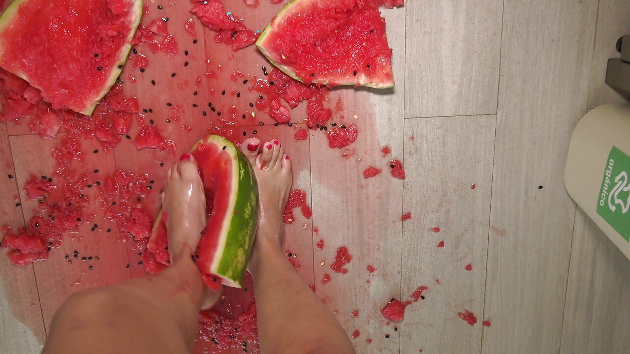 MILF bertetek besar membentangkan kakinya dan bermain dengan tembikai