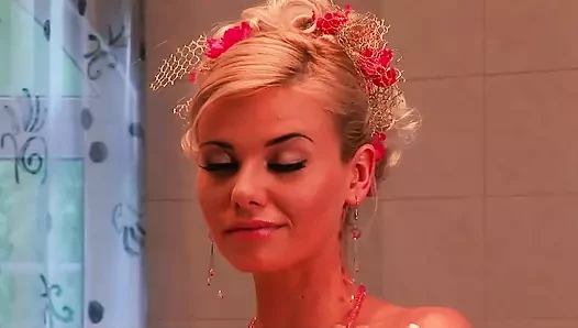 Caylian Curtis élvezi a szexi szóló fürdőkádas rutint