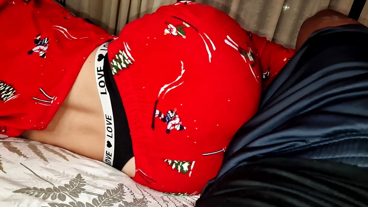 Baldızımı sohbet etmek için yatağıma davet ediyorum ve yanlışlıkla sert yarağımı ovuyor ve sonunda prezervatifsiz sikişiyoruz