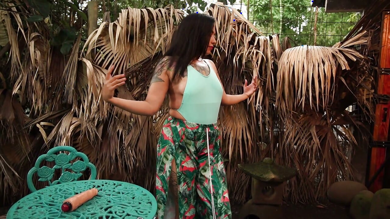 Une latina se fait baiser pendant une séance de yoga en plein air