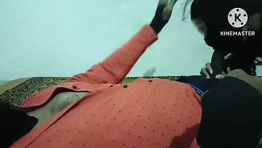 Ehemann und ehefrau haben romantischen sex im schlafzimmer