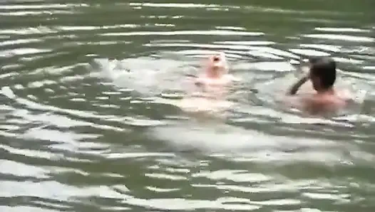 Trio in der natur für eine schöne blondine.