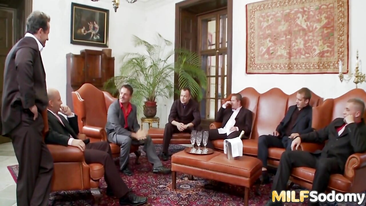 2 sexy rijpe vrouwen genieten van dubbele penetratie