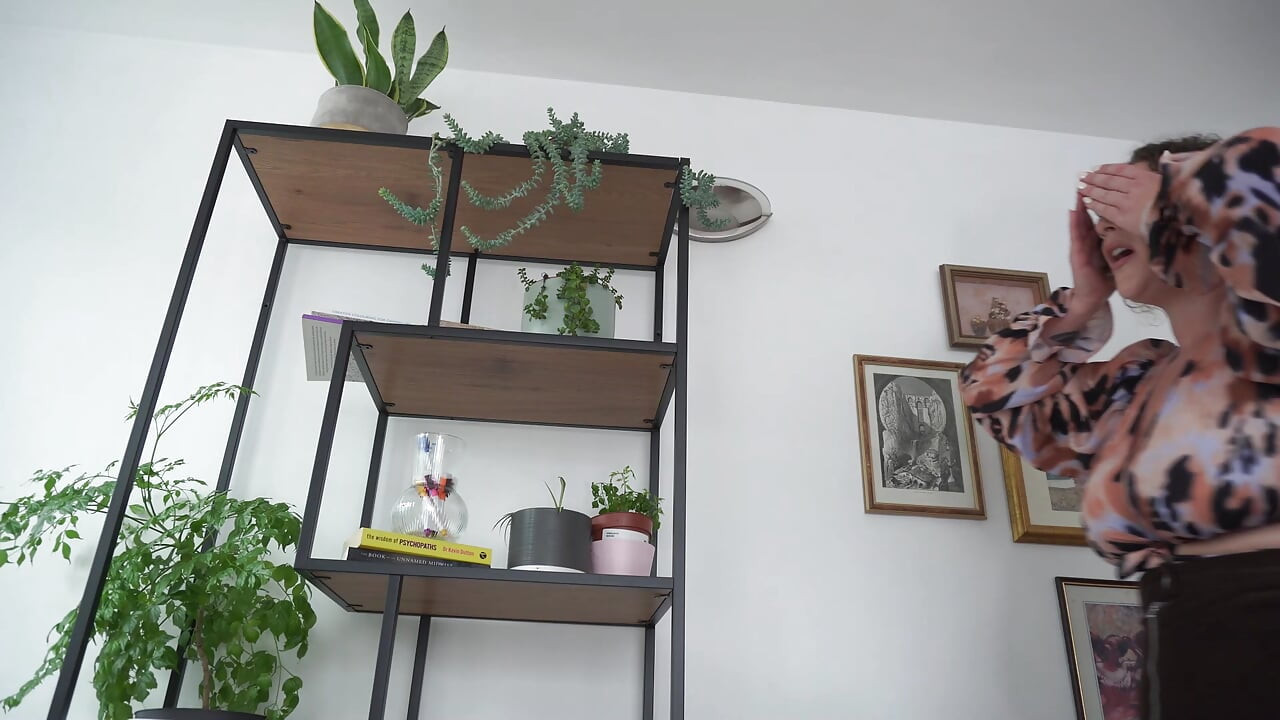Giantess küçülen iş arkadaşlarıyla saklambaç oynuyor