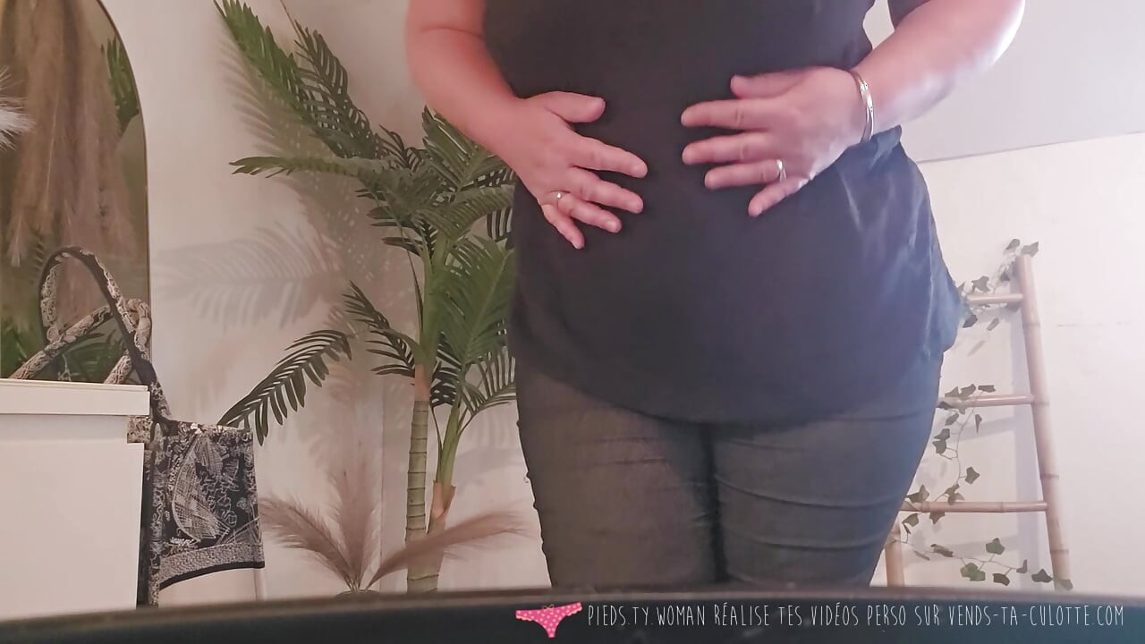 Vends-ta-culotte-Dominatrix vill frustrera dig och slutar sätta en dildo i hennes fitta framför dig
