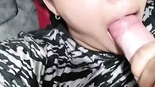 New York Amerika Birleşik Devletleri'nden 18 yaşındaki esmer büyük sarkık memeler üvey erkek kardeşinin büyük yarağını sikiyor