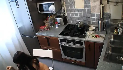 Çıplak orta yaşlı seksi kadın mutfakta bir şeyler pişiriyor