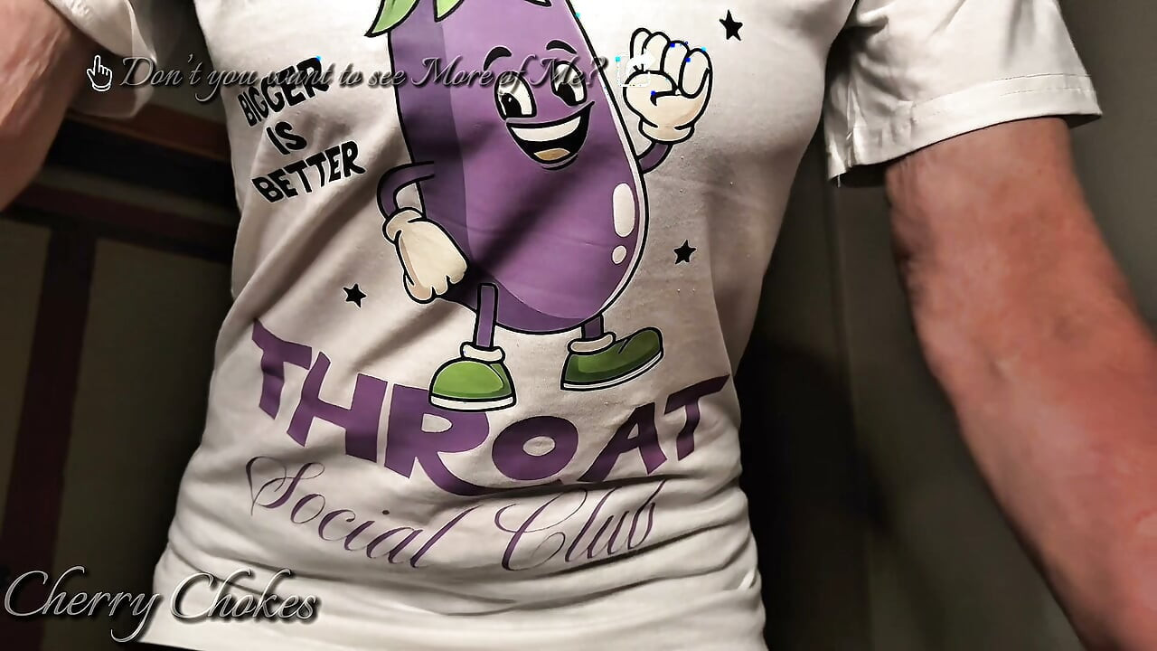 Garganta profunda de la enorme polla del hijastro en mi camisa de miembro de la sociedad de garganta profunda.