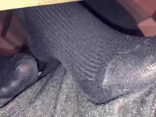 女友穿着臭袜子干袜交！