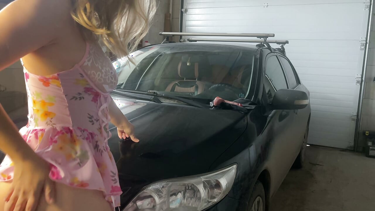 Meine Frau saß auf der Motorhaube meines Autos