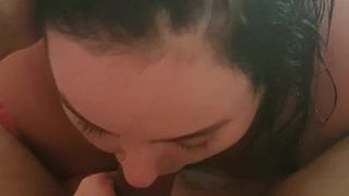 Tinderのimwf白人少女がロンドンのホテルでペニスをしゃぶる