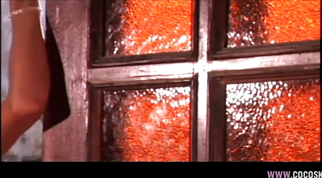 Грудастая блондинка сосет мускулистый черный член в деревенской обстановке
