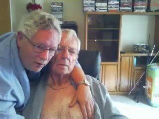 2人のおじいちゃんが抱きしめ、キスをし、愛する-ハードコアなし