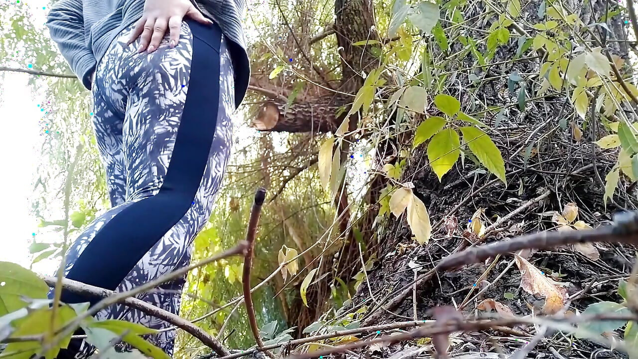 Mama vitregă matură se futește singură în stil cățeluș în natură