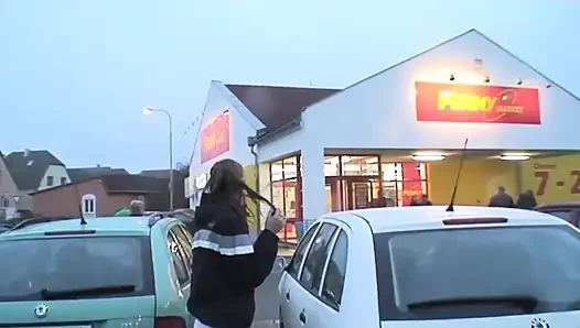 Eine verrückte schlampe nimmt drei große schwänze