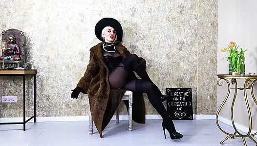 Femme Fatale в шубе и кожаных перчатках
