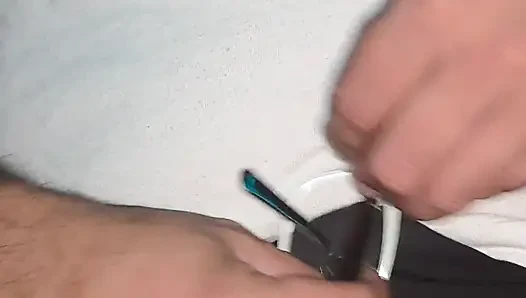 Gözlüklü iç çamaşırı ovuyor