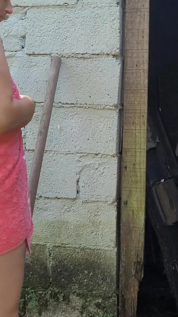 Ključni trenutak iz "Tuširanje ne radi, udana žena moli domara farme za pomoć koristeći samo ručnik i plaća seksom"