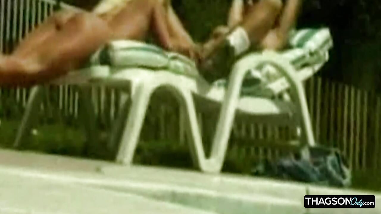 สาวผมบลอนด์ผู้ใหญ่ยืดกว้างในแอ็คชั่นเย็ดตูดกลางแจ้ง