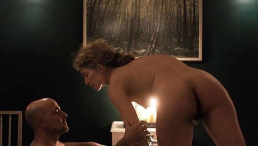 Rosamund Pike desnuda en una guerra privada en scandalplanet.com