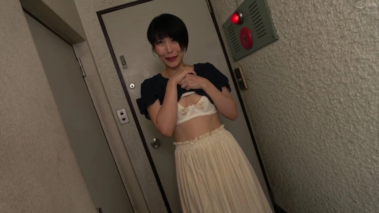 Amateur Wife Who Applied: Trembling with Nerves, She Ends Up Begging for a Creampie - Non Sakai