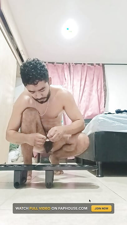 Un homme fait de l’exercice, suce et se masturbe