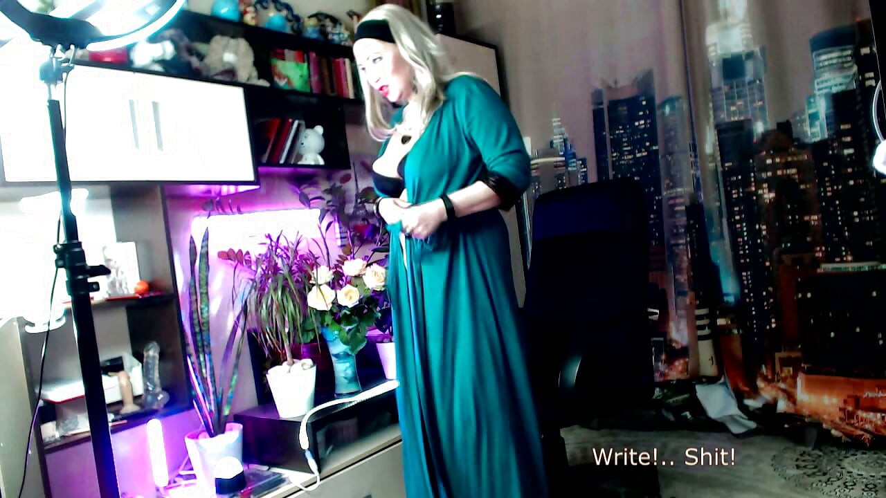 Olgun bir orospu, webcam modeli, yabancılarla özel seanslardan sonra kocasının sikini emiyor.!. (23)